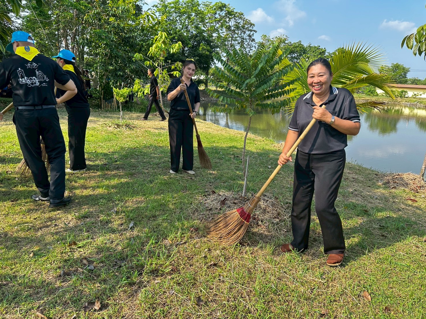 title - วันที่ 1 เมษายน 2569 นายวิทูล ประดิษฐบุญ ปฏิรูปที่ดินจังหวัดปราจีนบุรี มอบหมายให้เจ้าหน้าที่ ส.ป.ก.ปราจีนบุรี เข้าร่วมกิจกรรม จิตอาสาเนื่องในวันที่ระลึกพระบาทสมเด็จพระพุทธยอดฟ้าจุฬาโลกมหาราช และวันที่ระลึกมหาจักรีบรมราชวงศ์ 6 เมษายน 2569
